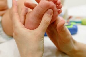 Cara Memijat Bayi yang Benar agar Si Kecil Rileks